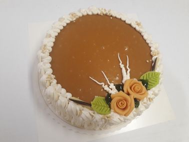 Kinuskikakku koristeilla