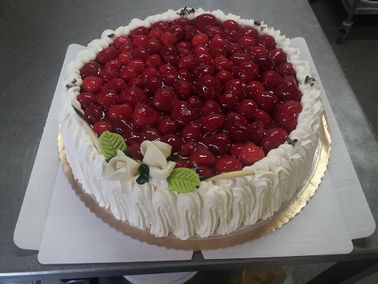 Kemijärven Leipomopalveluiden mansikkakakku