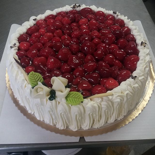Kemijärven Leipomopalveluiden mansikkakakku